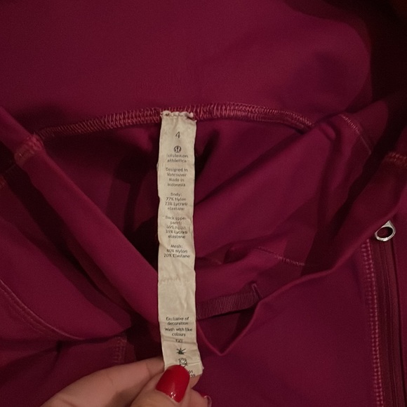 Size 4 lulu lemon capri leggings with mesh panels - Picture 6 of 6